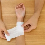 como tratar entorses e fraturas em casa