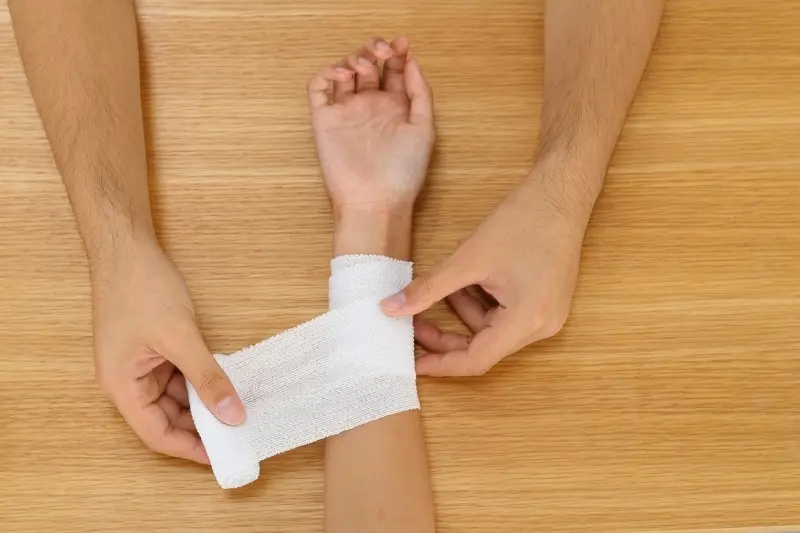 Como tratar entorses e fraturas em casa? Veja 9 dicas!